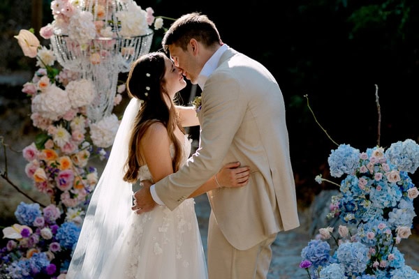 Ρομαντική γαμήλια τελετή πάνω σε πέτρινο γέφυρα στο Casale Panayiotis | Rebecca & Δημήτρης