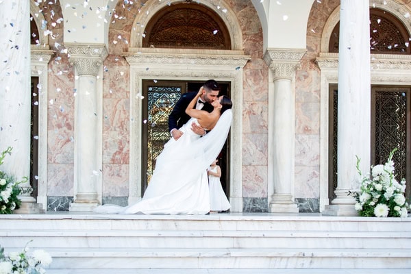 Ρομαντικός γάμος με ολόλευκα τριαντάφυλλα και χρυσές λεπτομέρειες στην Πάτρα | Κωνσταντίνα Μαρία & Γεράσιμος