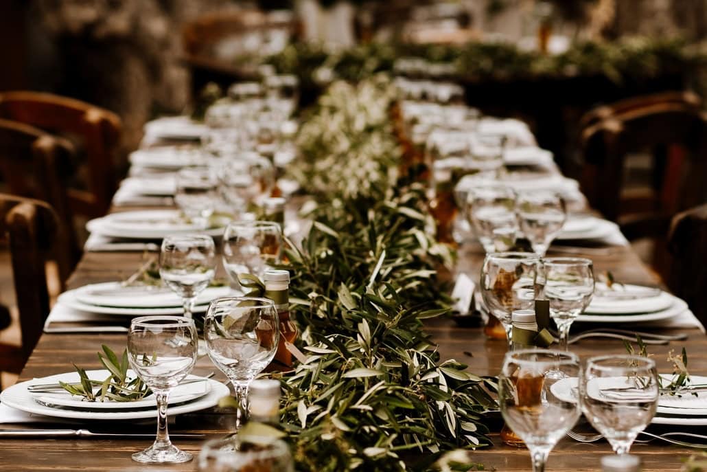 Ιδέες για έναν rustic chic γάμο με φύλλα ελιάς και organic λεπτομέρειες