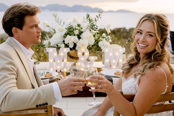 Rustic γάμος στην Κεφαλονιά με διακόσμηση σε λευκό και πράσινο | Μaksi & Maciek