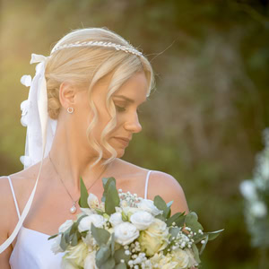 Καλοκαιρινός γάμος στην Άνδρο με ρομαντικά λευκά άνθη | Γεωργία & Κωνσταντίνος