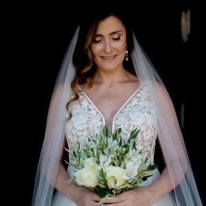 Καλοκαιρινός γάμος στη Νάξο με λευκά λουλούδια και φύλλα ελιάς | Corinne & Anthony