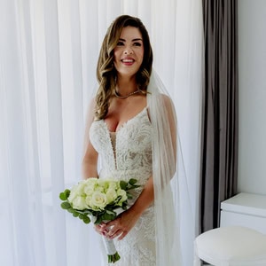 Καλοκαιρινός γάμος στο Lythos με λευκά άνθη | Laura & Craig