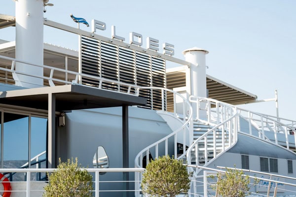 Μια ξεχωριστή γαμήλια δεξίωση στο πλωτό venue Ploes