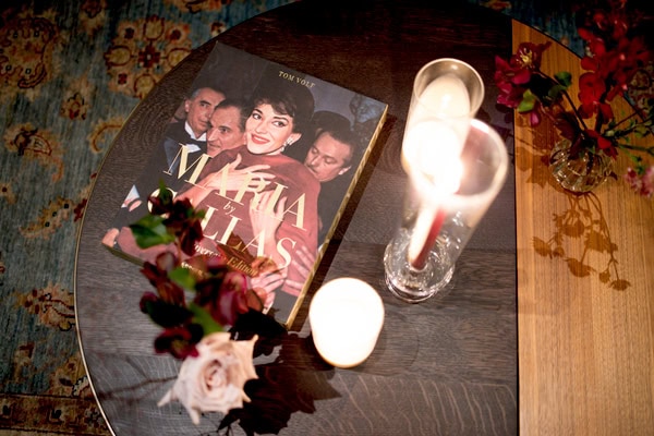 Chic Wedding Decor Ideas With Luxurious Details Bold Red Blooms