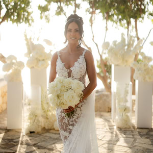 Destination ρομαντικός γάμος στο Ρέθυμνο με ολόλευκα λουλούδια | Harley & Nathan