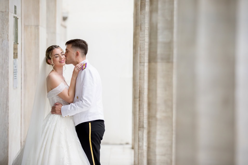 Ένας στρατιωτικός γάμος στη Θεσσαλονίκη με όμορφα λευκά άνθη | Γεωργία & Λεωνίδας