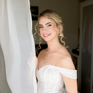 Ένας στρατιωτικός γάμος στη Θεσσαλονίκη με όμορφα λευκά άνθη | Γεωργία & Λεωνίδας