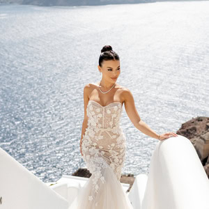 Ρομαντικός destination γάμος στη Σαντορίνη με εντυπωσιακή ανθισμένη αψίδα | Macy & Will