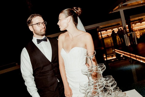 Ρομαντικός καλοκαιρινός γάμος με λευκές ανθοσυνθέσεις | Nikol & Matthew