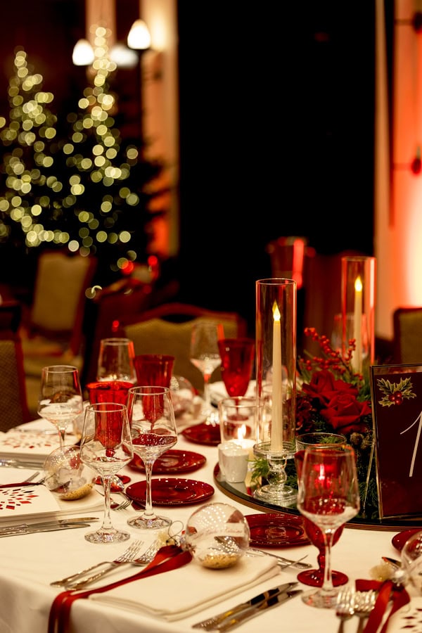Stunning Christmas Wedding Deep Red Hues Luxurious Blooms
