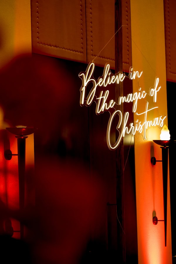 Stunning Christmas Wedding Deep Red Hues Luxurious Blooms