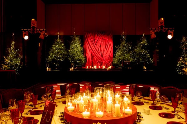 Stunning Christmas Wedding Deep Red Hues Luxurious Blooms