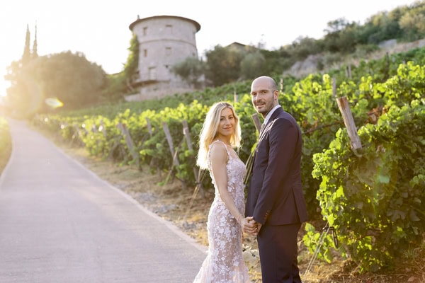 Καλοκαιρινός γάμος με natural minimal αισθητική δίπλα στη θάλασσα | Αγγελική & Αλέξανδρος