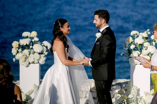 Καλοκαιρινός ρομαντικός γάμος στην Κεφαλονιά με λευκές ανθοσυνθέσεις | Emarie & Panagiotis