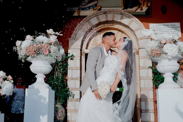 Καλοκαιρινός ρομαντικός γάμος με λευκές και dusty pink λεπτομέρειες | Sofia & Bob