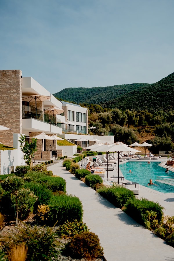 Summer Romantic Wedding With White And Dusty Pink Details