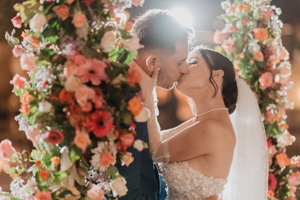 Όμορφος καλοκαιρινός γάμος στην Ιεράπετρα με πανέμορφα πολύχρωμα λουλούδια | Βίκυ & Στράτος