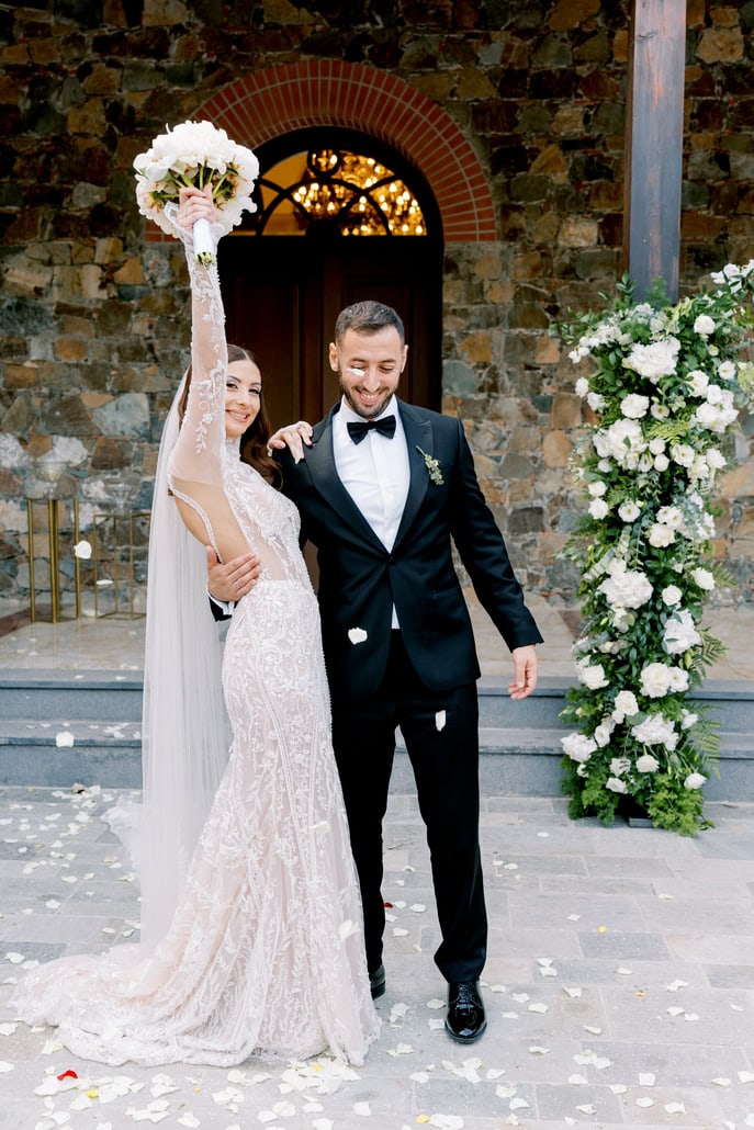 Καλοκαιρινός γάμος με λευκή παλέτα και elegant λεπτομέρειες | Πάνυ & Αντώνης