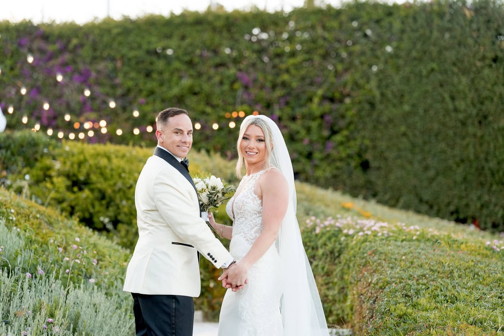 Ultra ρομαντικός γάμος στην Αθήνα με λευκές ανθοσυνθέσεις | Maria & Derek