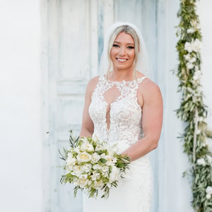 Ultra ρομαντικός γάμος στην Αθήνα με λευκές ανθοσυνθέσεις | Maria & Derek