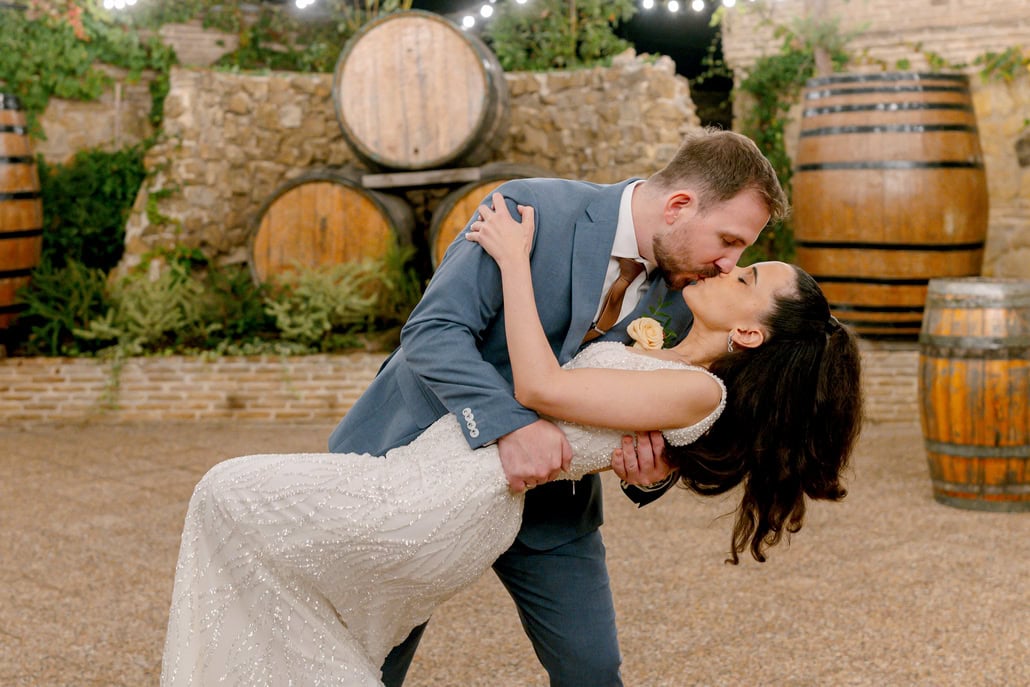 Φθινοπωρινός ρομαντικός γάμος στο Μουσείο Οίνου στην Αθήνα | Βάσω & Γιώργος