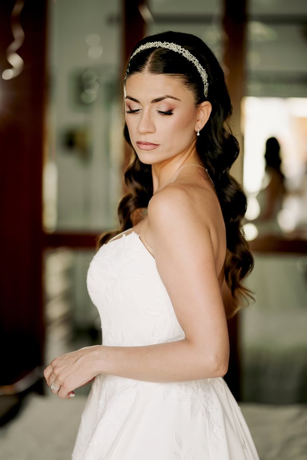 Chic Wedding In Larissa With White Flowers