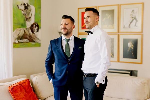 Chic Wedding In Larissa With White Flowers