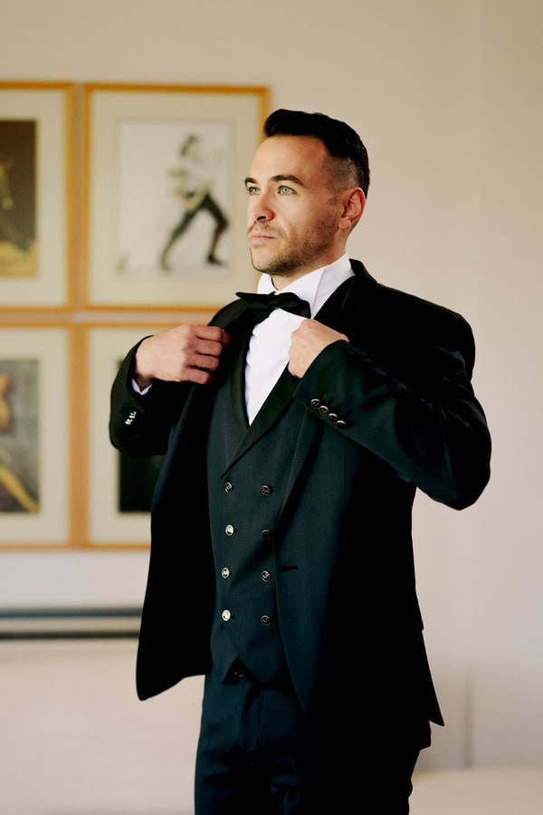 Chic Wedding In Larissa With White Flowers