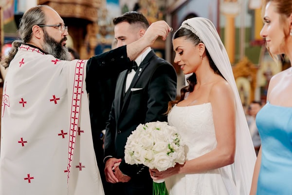 Chic Wedding In Larissa With White Flowers