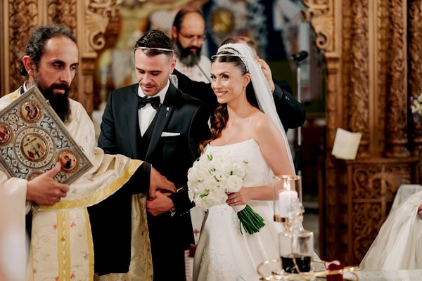 Chic Wedding In Larissa With White Flowers