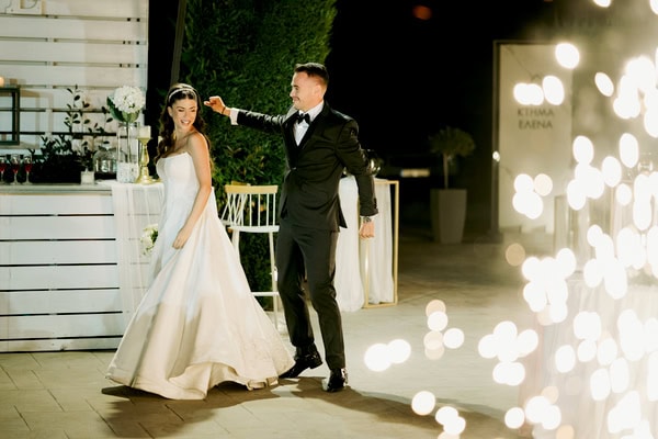 Chic Wedding In Larissa With White Flowers