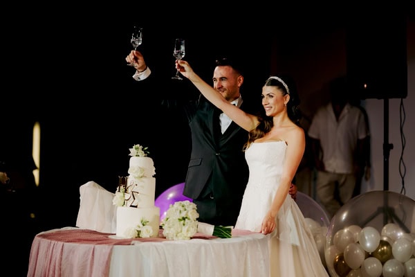 Chic Wedding In Larissa With White Flowers