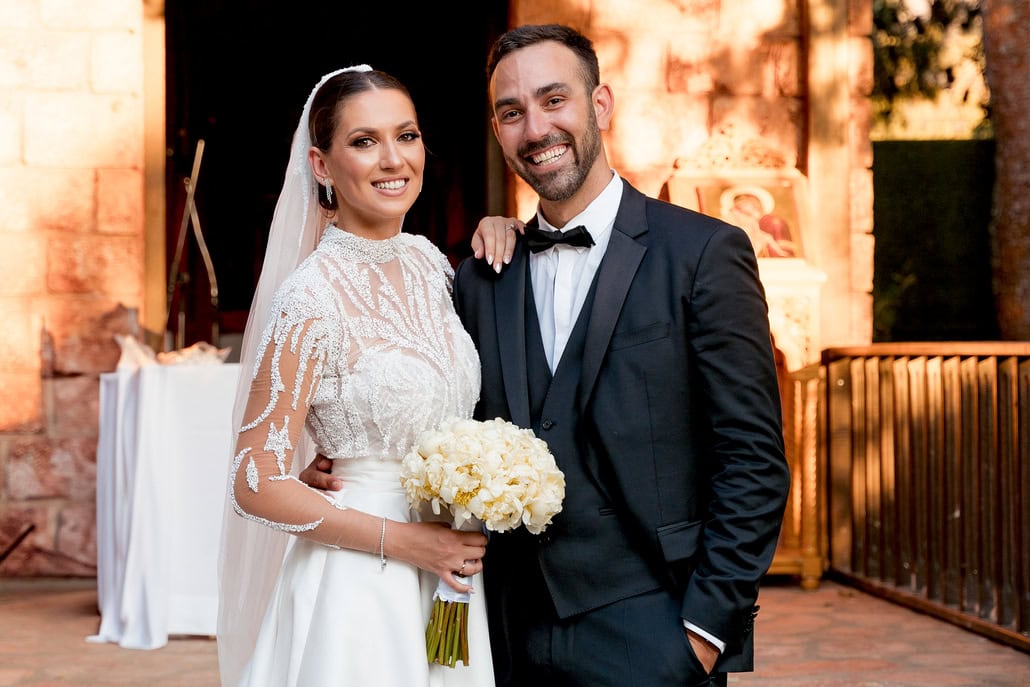 Ρομαντικός γάμος στην Αθήνα με λευκές ανθοσυνθέσεις | Στέφη & Στρατής