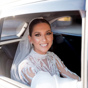 Ρομαντικός γάμος στην Αθήνα με λευκές ανθοσυνθέσεις | Στέφη & Στρατής