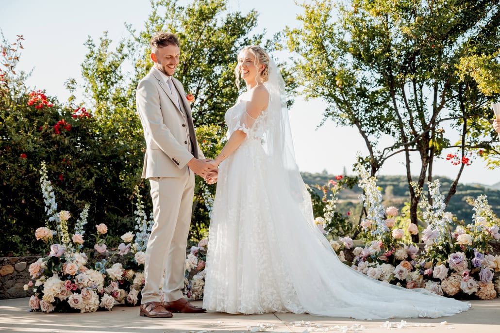 Καλοκαιρινός destination γάμος στα Χανιά με ρομαντικές παστέλ αποχρώσεις | Chloe & Scott