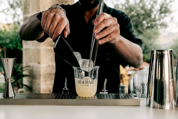 Το bar catering που απογειώνει τη δεξίωση με την υπογραφή του Sidebar Catering