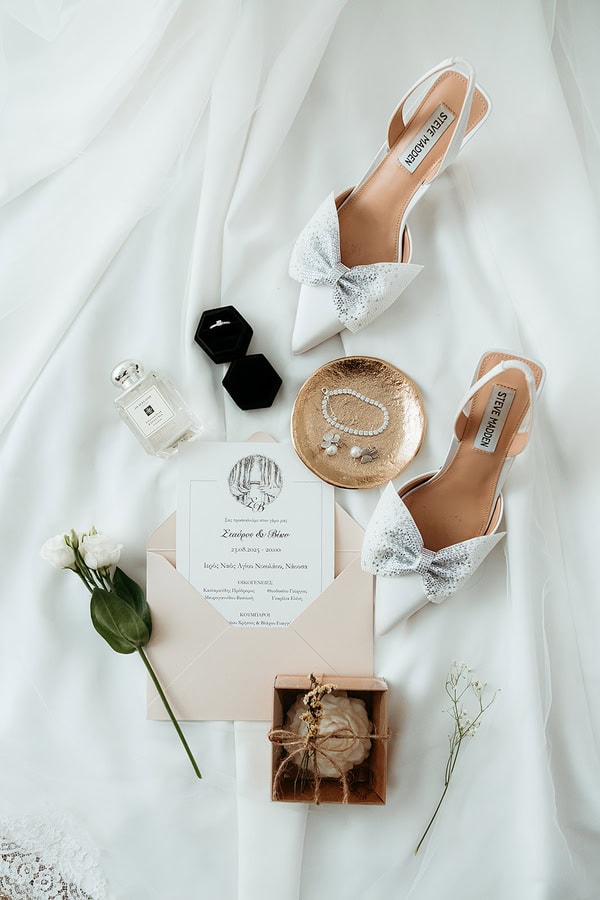 Chic Wedding Naousa All White Flowers