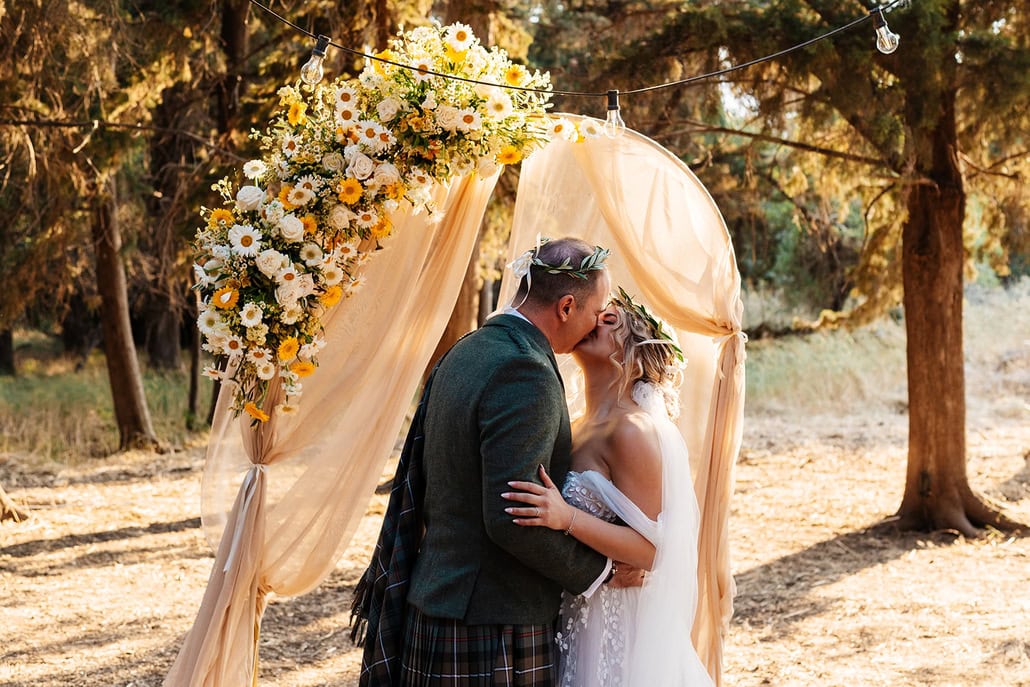 Destination γάμος στα Χανιά με μαργαρίτες και κρητική φιλοξενία | Marguerite & Dario