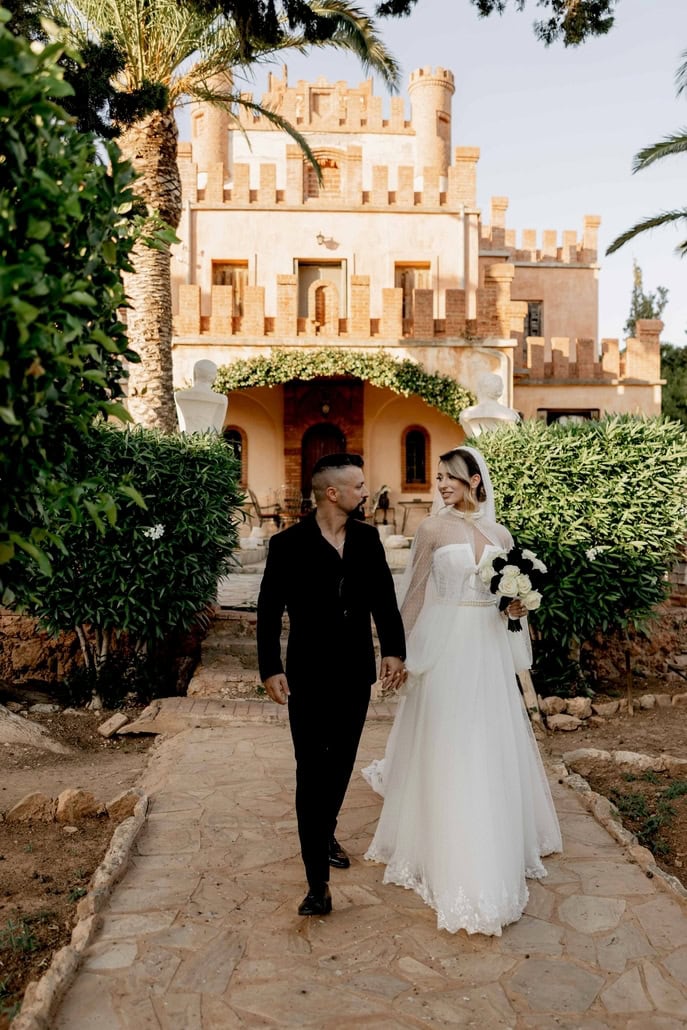 Modern edgy γάμος με λευκά και μαύρα τριαντάφυλλα | Πελαγία Πάνος