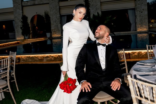 Μοντέρνος γάμος στην Αθήνα με έντονα κόκκινα τριαντάφυλλα | Ελένη & Παναγιώτης