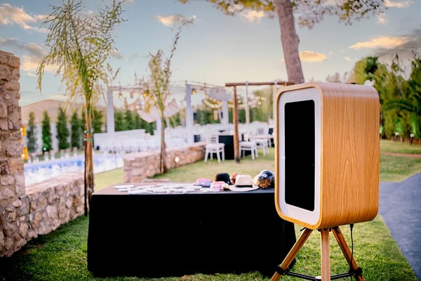 Το photobooth που μετατρέπει τη δεξίωση σε εμπειρία | Clicky Booth