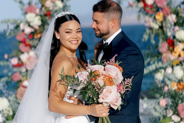 Ρομαντικός παραθαλάσσιος γάμος γεμάτος λουλούδια | Melody & Atef