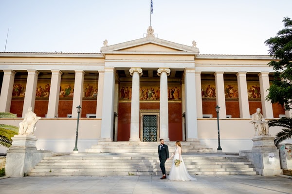 Ρομαντικός ανοιξιάτικος γάμος στο Μουσείο Οίνου στην Αθήνα | Βάσια & Δημήτρης