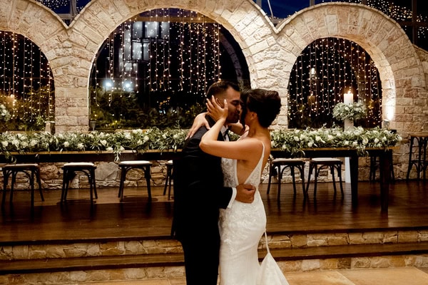 Ρομαντικός καλοκαιρινός γάμος με λευκά άνθη στην Αθήνα | Εύη & Μίλτος