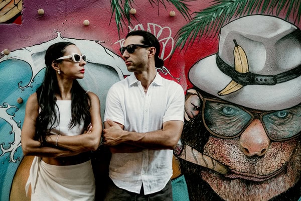 Urban prewedding φωτογράφιση στην Αθήνα με φόντο street art | Ελίζα & Μιχάλης