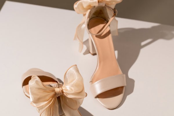 Τα νυφικά παπούτσια που θα απογειώσουν το bridal look σας από την τελετή μέχρι τη δεξίωση