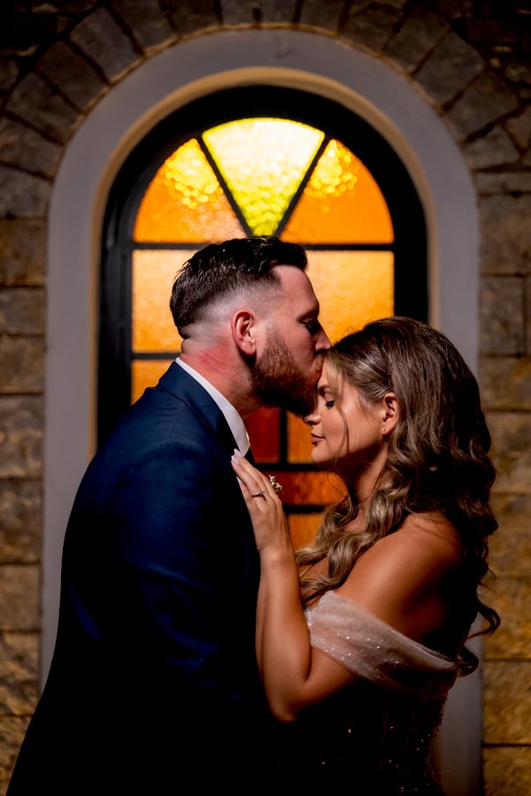 Chic Wedding Alsos Nymfon White Roses Babys Breath