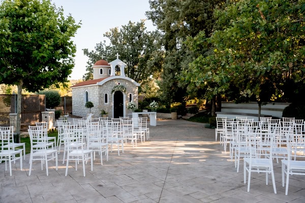 Chic Wedding Alsos Nymfon White Roses Babys Breath