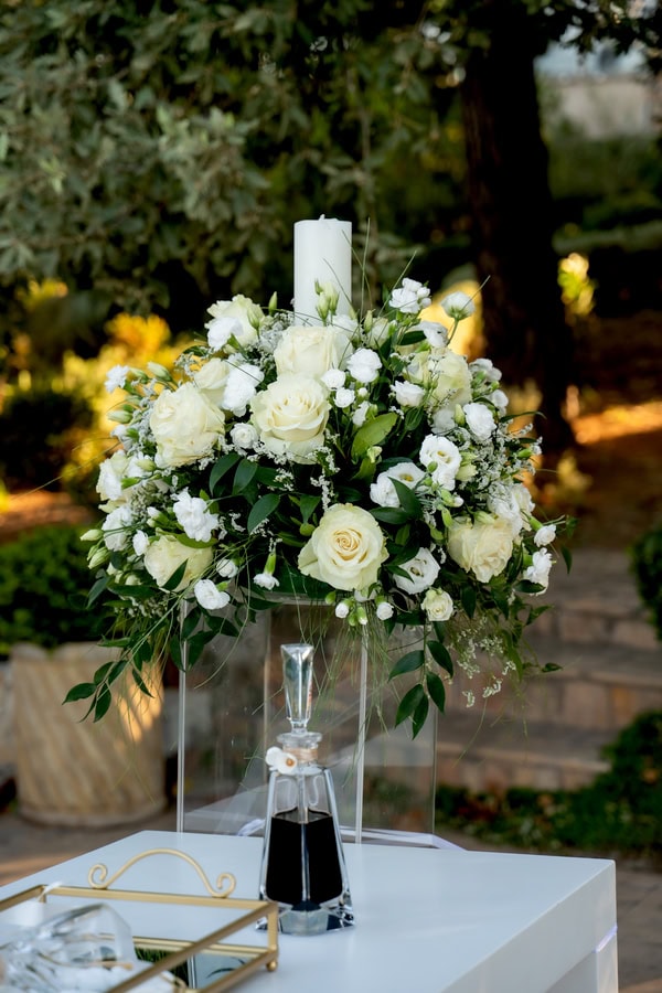 Chic Wedding Alsos Nymfon White Roses Babys Breath